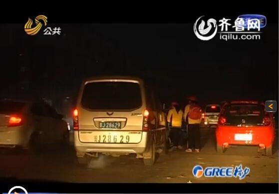 泰安滿莊鎮“黑校車”泛濫 交警便衣取證監控抓拍