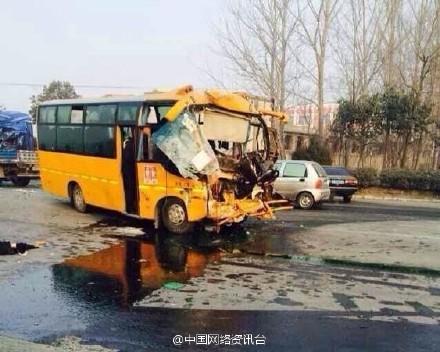 山東蘭陵一輛載33名學(xué)生校車發(fā)生事故 致1死6傷