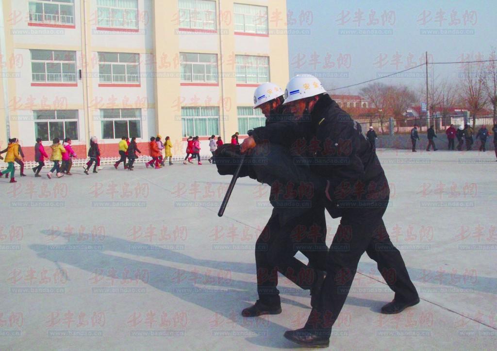 平度溫馨校車與舊店小學(xué)聯(lián)合開展反恐防暴演練