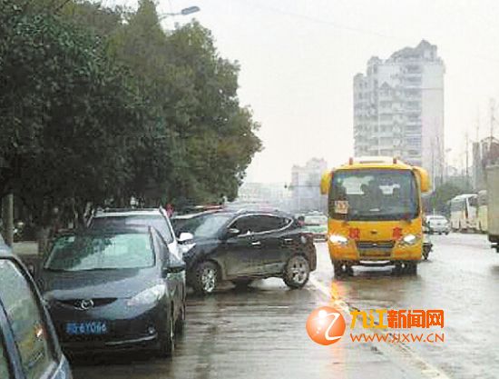 校車被搶道。