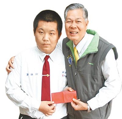 校車司機突昏厥 高三生冷靜接方向盤救37命