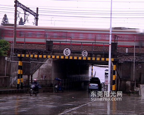 橫瀝：冷雨天交通事故增多 校車司機上路加倍小心