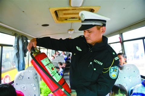 交警在三水區(qū)各主干道突擊檢查校車。 　　佛山日報記者李護彬攝