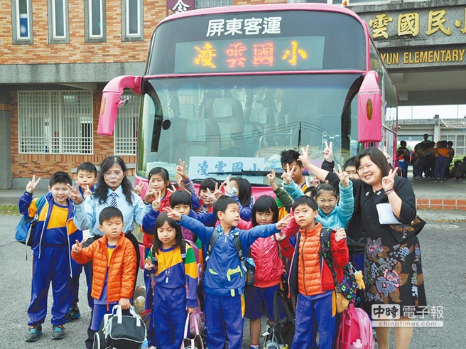 師法外國學(xué)校，凌雲(yún)國小將公車作為學(xué)童交通車。（林和生攝）