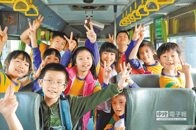 交通車替家長解決接送時(shí)的不便。搭車成了學(xué)童最期待的一刻。（林和生攝）