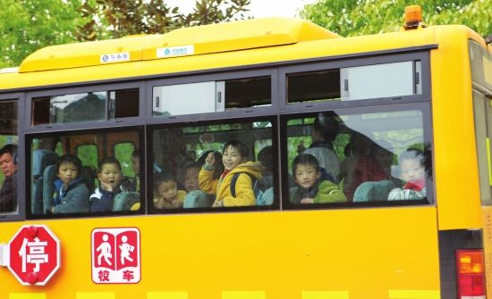 湖南：益陽(yáng)22輛校車(chē)不合格 鋼材開(kāi)裂30厘米仍運(yùn)營(yíng)