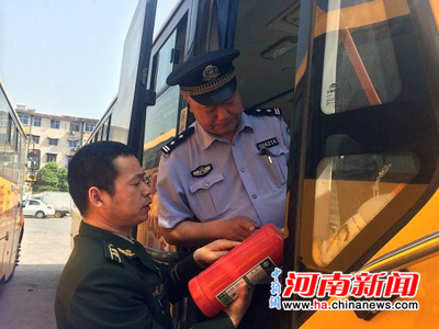 許昌市魏都區(qū)公安消防大隊(duì)開展節(jié)前校車大排查