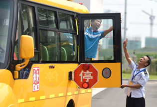 南京:全面檢查校車(chē) 迎開(kāi)學(xué)季的到來(lái)
