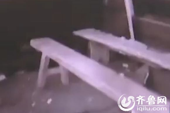 商務車后排的座椅改成了板凳（視頻截圖）