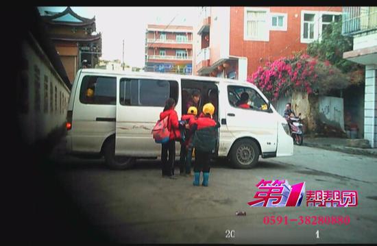 福州福清一小學盤踞大量黑校車 一輛車塞滿19名學生