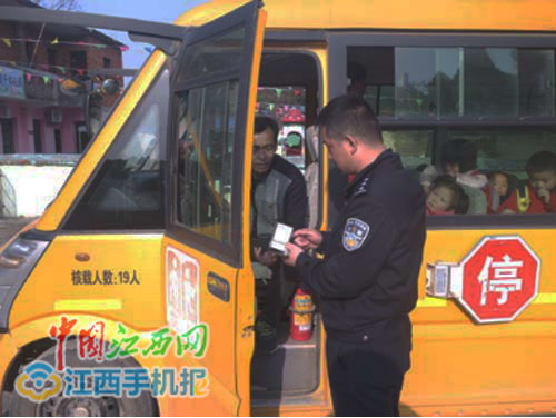 民警在對(duì)校車進(jìn)行檢查