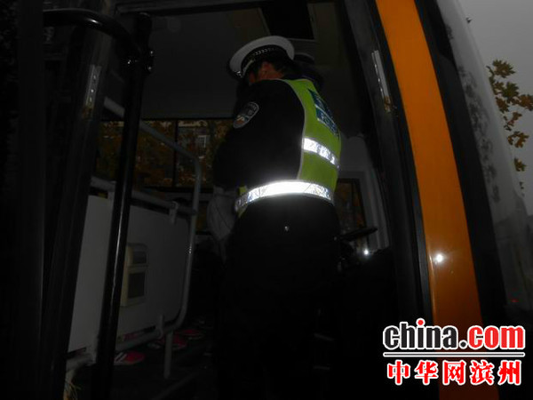 博興縣公安局交警大隊(duì)強(qiáng)化校車管理深入轄區(qū)學(xué)校開展安全“大檢查”活動(dòng)