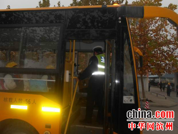 博興縣公安局交警大隊(duì)強(qiáng)化校車管理深入轄區(qū)學(xué)校開展安全“大檢查”活動(dòng)