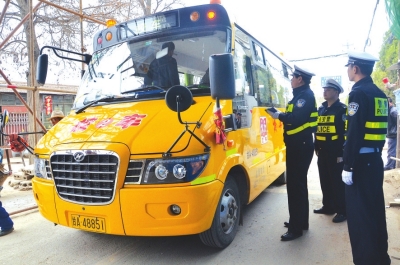新疆奎屯市：強化校車安全管理，確保學生出行安全