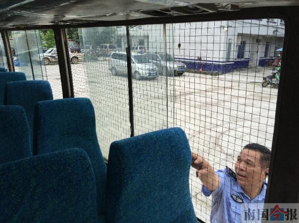 無(wú)牌黑校車(chē)超載176%，孩子安全置于何地