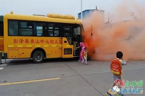 保障幼兒園校車的安全，江西彭澤縣舉行“校車安全大講堂”活動