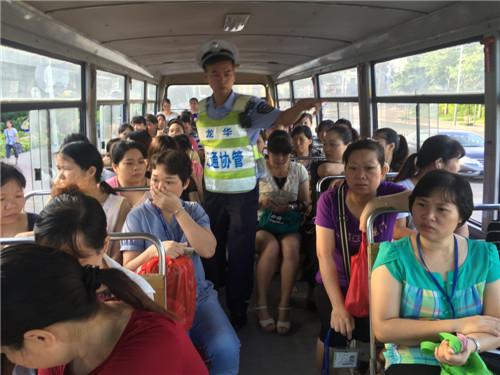深圳一校車未年審且無證駕駛 車內(nèi)超載坐滿大媽