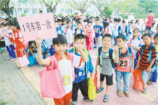 學生們排隊等待上車，難掩心中興奮。