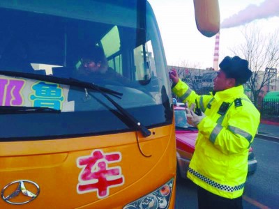 11月28日，市公安局交通警察局開展了校車違法行為專項整治行動。利用早晚接送學生的高峰時段，在全市范圍內設置34處學校周邊固定整頓組、50組巡邏管控組，全面對校車超員、超速、涉牌涉證等交通違法行為進行集中整治。整治行動當日，共計查獲校車各類交通違法行為30起，扣留非法營運黑校車3輛。