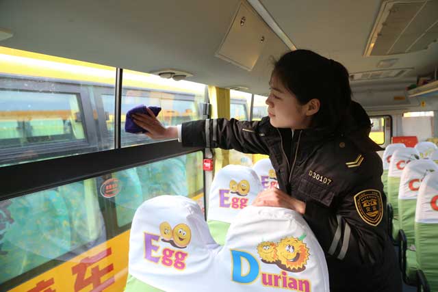 青島1800輛校車放寒假， 下學(xué)期校車線路需提前報名