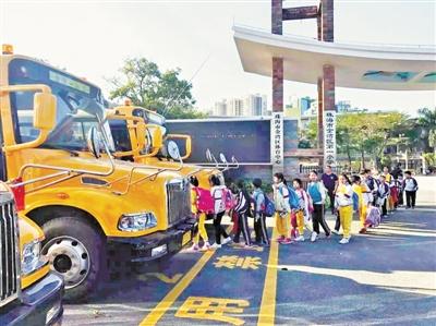 高峰專線車、租賃校車成為歷史 金灣娃坐上專用校車