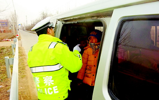 核載9人拉了14個(gè)學(xué)生 黑校車被膠州交警查獲