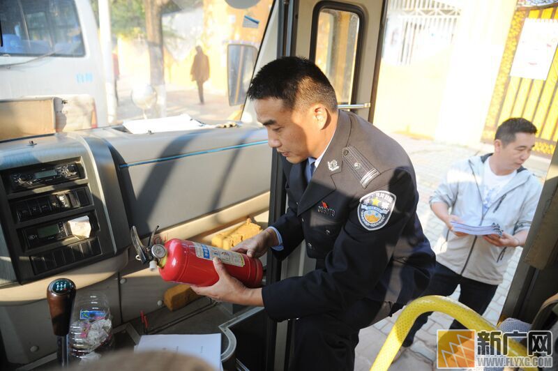 云南省開遠(yuǎn)市交警：人車雙檢提前給校車擰緊“安全帽”