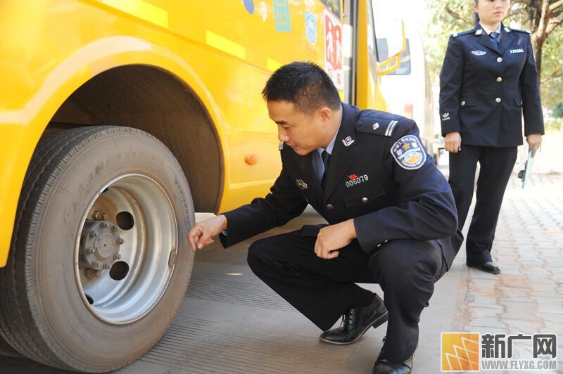 云南省開遠(yuǎn)市交警：人車雙檢提前給校車擰緊“安全帽”