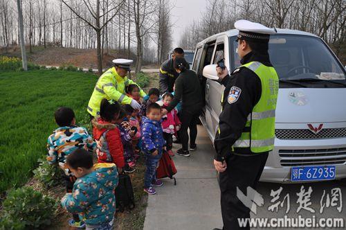 南漳一幼兒園無(wú)視校車安全 9座車塞進(jìn)14個(gè)孩子