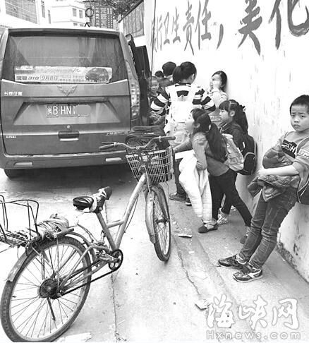 福建：仙游賴店中心小學門口 面包車當“校車”接送學生