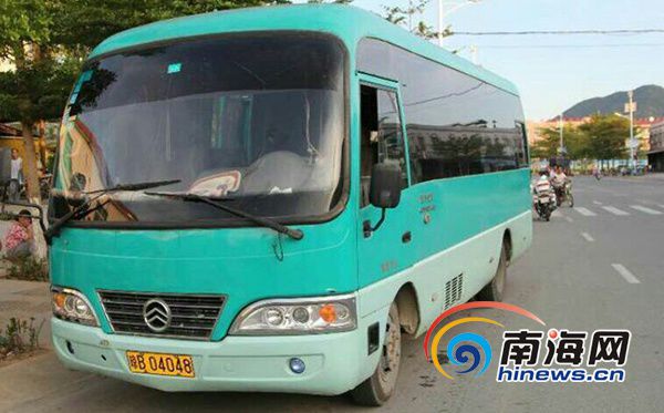 核載19人實(shí)載55人 三亞又查獲一嚴(yán)重超員“校車(chē)”