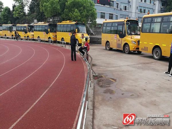 湖南懷化交警直屬一大隊對農(nóng)村小學校車開展安全大檢查