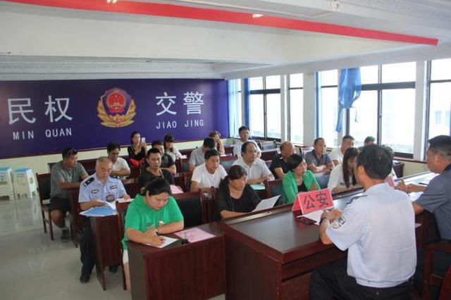 河南省民權(quán)交警大隊(duì)聯(lián)合教育局召開(kāi)校車約談講評(píng)會(huì)