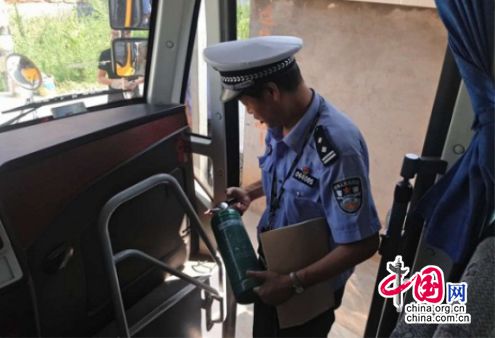 陜西安康高新交警深入轄區(qū)幼兒園開(kāi)展校車(chē)安全檢查