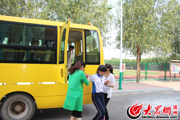 山東姜樓鎮(zhèn)實(shí)驗(yàn)小學(xué)：校車安全不是說說而已