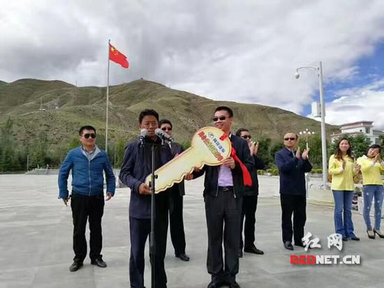長沙愛心企業(yè)向貢嘎捐贈(zèng)校車 結(jié)束當(dāng)?shù)責(zé)o專用校車歷史