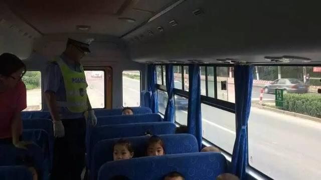 嚴(yán)查校車保安全，廊坊交警一直在路上！