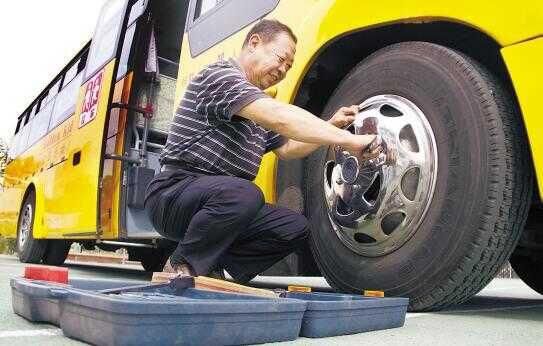 開學(xué)臨近 為消除隱患山東昌樂對校車大“體檢”