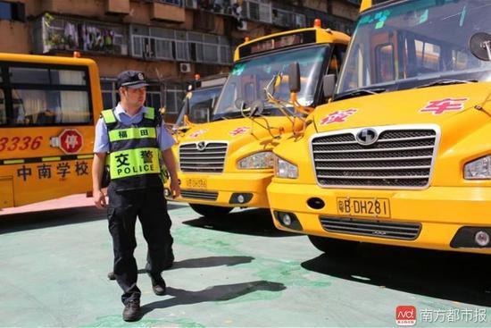 開學(xué)前夕深圳交警嚴(yán)查校車 相關(guān)學(xué)校有49輛有問題