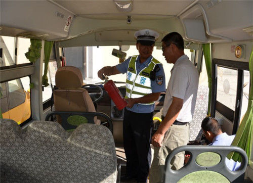 江蘇盱眙交警做好校車統(tǒng)一整治行動