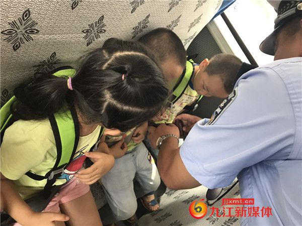 江西彭澤:交警與天天樂(lè)幼兒園開(kāi)展校車(chē)應(yīng)急安全演練活動(dòng)