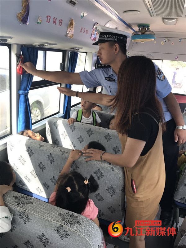 江西彭澤:交警與天天樂(lè)幼兒園開(kāi)展校車(chē)應(yīng)急安全演練活動(dòng)