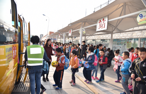 有了這學生站臺，孩子們坐校車就更安全了