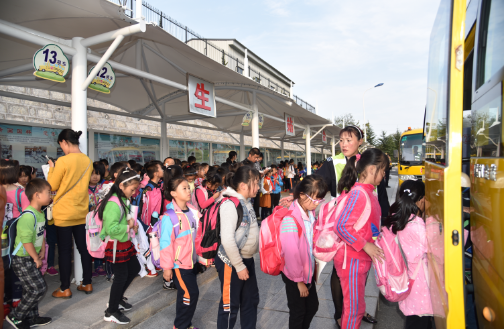 有了這學生站臺，孩子們坐校車就更安全了