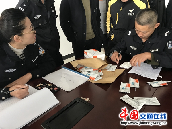 山西：長治縣交警大隊民警對校車司機進行尿檢