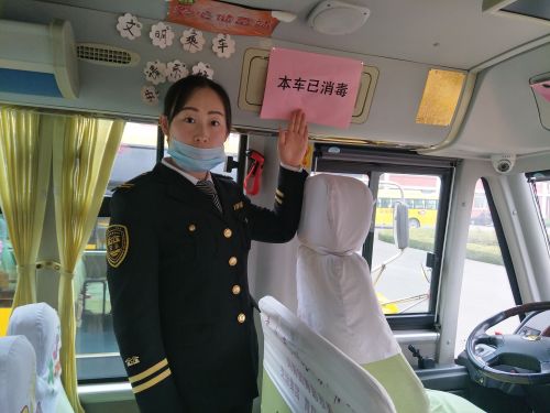每輛消毒的大鼻子校車上都標(biāo)有“本車已消毒”