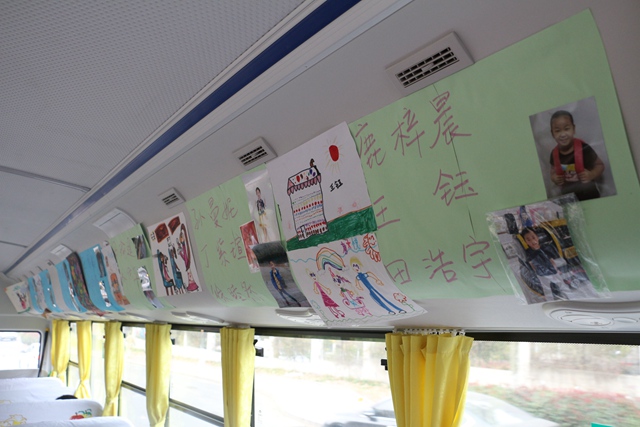 孩子們乘校車找不到座位怎么辦？生活照來排座次