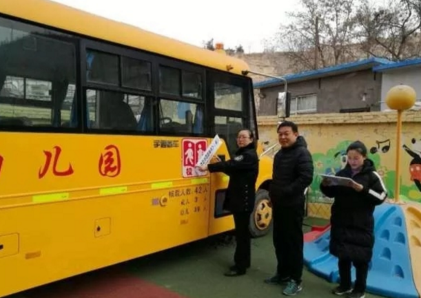 子長(zhǎng)縣給20家幼兒園校車貼上封條 開學(xué)才能開封