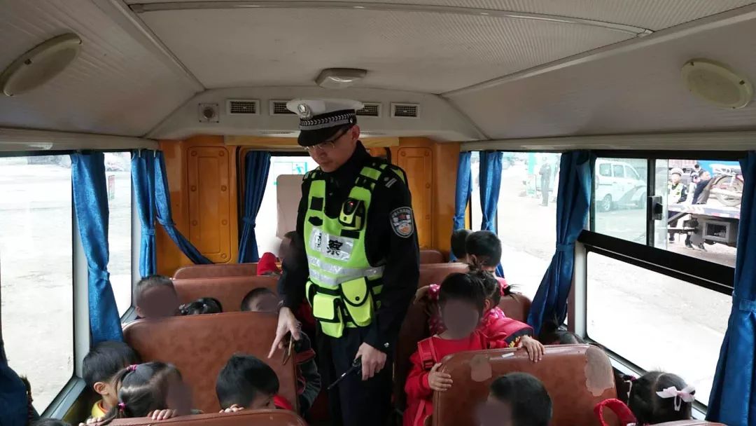 廣西壯族自治區貴港市某幼兒園校車超員被查