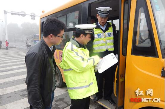 湖南省株洲石峰交警聯(lián)合區(qū)教育局開(kāi)展校車(chē)安全整治行動(dòng)